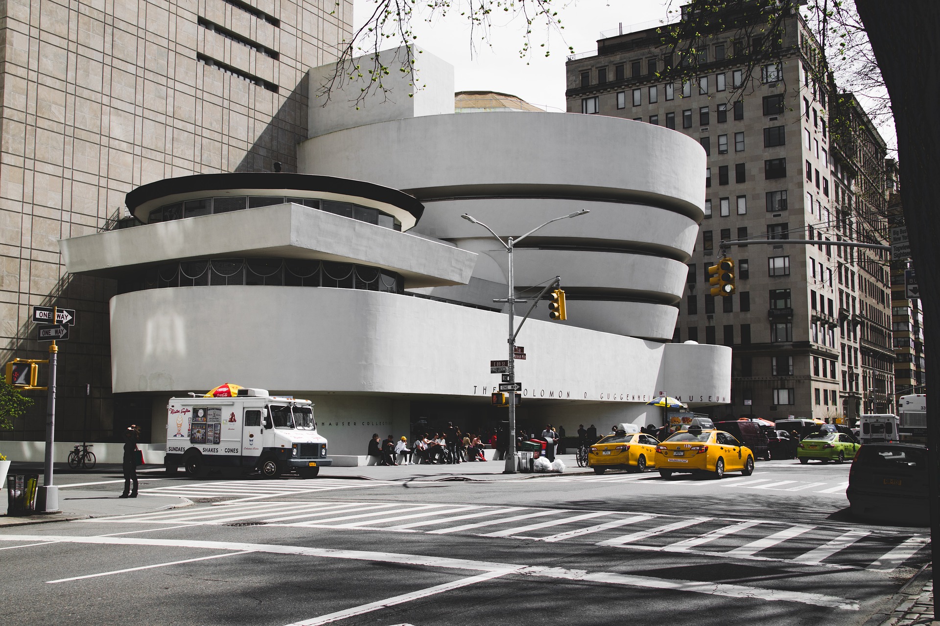 New Yorkeko Solomon R. Guggenheim Museum-en praktikak egiteko lau beka