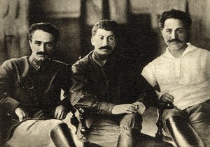 6.- Irudia: Ordzhonikidze, Stalin eta Mikoyan 1925. urtean. Argazkia: Wikipedia