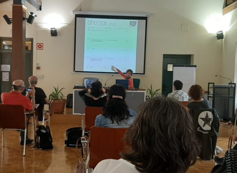 Aintzane Agirrebe&ntilde;a Ahotsak.eus proiektuaren inguruko azalpenak ematen